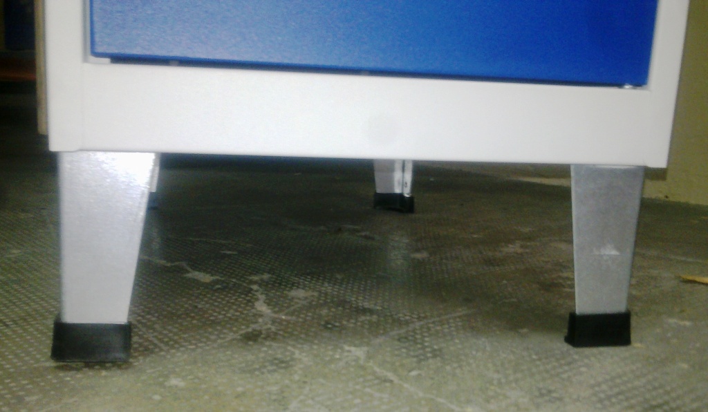 patas metalicas taquillas